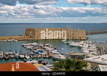 Heraklion Fort und Hafen an einem bewölkten Morgen von oben Stockfoto