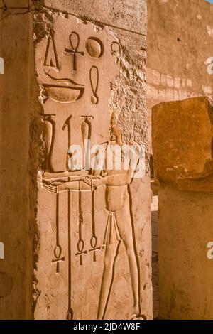 Echte alte ägyptische Ankh Hieroglyphen in einer Steinmauer am Karnak Tempel in Luxor Ägypten graviert Stockfoto