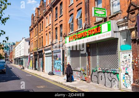 Fashion Street , Spitafields im East End von London, England Großbritannien - Durchgangsstraße, die von Ost-West von der Brick Lane zur Commercial Street verläuft. Die Fashion Street markiert die nördliche Grenze des ursprünglichen Fossan Estate, das den Brüdern Thomas und Lewis Fossan gehört. Foto aufgenommen von Simon Dack Stockfoto