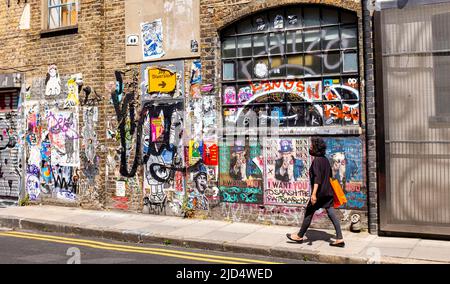 Fashion Street , Spitafields im East End von London, England Großbritannien - Durchgangsstraße, die von Ost-West von der Brick Lane zur Commercial Street verläuft. Die Fashion Street markiert die nördliche Grenze des ursprünglichen Fossan Estate, das den Brüdern Thomas und Lewis Fossan gehört. Foto aufgenommen von Simon Dack Stockfoto