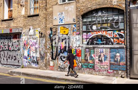 Fashion Street , Spitafields im East End von London, England Großbritannien - Durchgangsstraße, die von Ost-West von der Brick Lane zur Commercial Street verläuft. Die Fashion Street markiert die nördliche Grenze des ursprünglichen Fossan Estate, das den Brüdern Thomas und Lewis Fossan gehört. Foto aufgenommen von Simon Dack Stockfoto