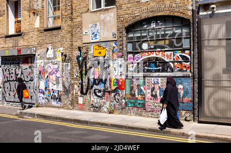 Fashion Street , Spitafields im East End von London, England Großbritannien - Durchgangsstraße, die von Ost-West von der Brick Lane zur Commercial Street verläuft. Die Fashion Street markiert die nördliche Grenze des ursprünglichen Fossan Estate, das den Brüdern Thomas und Lewis Fossan gehört. Foto aufgenommen von Simon Dack Stockfoto