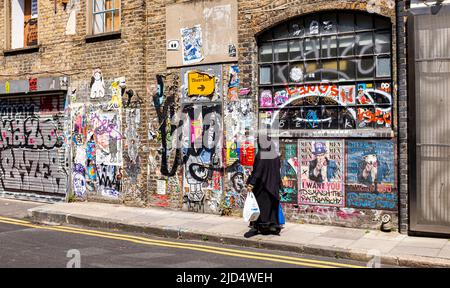 Fashion Street , Spitafields im East End von London, England Großbritannien - Durchgangsstraße, die von Ost-West von der Brick Lane zur Commercial Street verläuft. Die Fashion Street markiert die nördliche Grenze des ursprünglichen Fossan Estate, das den Brüdern Thomas und Lewis Fossan gehört. Foto aufgenommen von Simon Dack Stockfoto