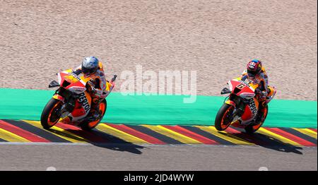 Hohenstein Ernstthal, Deutschland. 18.. Juni 2022. Motorsport/Motorrad, großer Preis von Deutschland, 3. freies Training Moto2 auf dem Sachsenring. Pol Espargaro (l) aus Spanien und Stefan Bradl aus Deutschland vom Repsol Honda Team fahren um die Strecke. Quelle: Jan Woitas/dpa/Alamy Live News Stockfoto