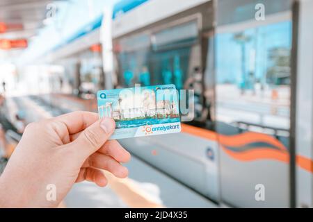 18. Mai 2022, Antalya, Türkei: Hand eines Passagiers mit Antalya-Karte für kontaktloses und bargeldloses Bezahlen für modernes Stadtverkehrssystem Antray in Stockfoto