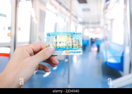 18. Mai 2022, Antalya, Türkei: Hand eines Passagiers mit Antalyakart-Karte für die Bezahlung des modernen städtischen Straßenbahnsystems Antray in der Stadt Stockfoto