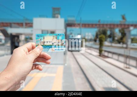 18. Mai 2022, Antalya, Türkei: Hand eines Passagiers mit Antalya-Karte für kontaktloses und bargeldloses Bezahlen für modernes Stadtverkehrssystem Antray tr Stockfoto