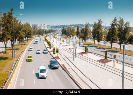 18. Mai 2022, Antalya, Türkei: Verkehrsader im Stadtverkehr - Schnellstraße und Eisenbahnschienen für Öko-Tram Stockfoto