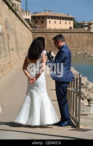 Nicht mehr sehr junge Braut und Bräutigam bei einem Fotoshooting in Palma de Mallorca Stockfoto