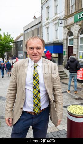 Redruth, Cornwall, Großbritannien. 18.. Juni 2022,George Eustice nimmt am Murdoch Day Teil, der heute in Redruth stattfand, als die Stadt William Murdoch feierte, den talentierten Mineningenieur und Erfinder, der in Redruth lebte und dessen Haus das erste in Großbritannien war, das 1792 von Gasbeleuchtung beleuchtet wurde. Er baute auch ein dampfbetriebenes „Auto“, das er auf den Straßen der Stadt testete. Sie hatten eine Kinderparade, Stände, Dampflokomotiven und Straßenunterhalter auch.Quelle: Keith Larby/Alamy Live News Stockfoto