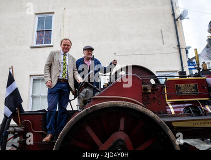 Redruth, Cornwall, Großbritannien. 18.. Juni 2022,George Eustice nimmt am Murdoch Day Teil, der heute in Redruth stattfand, als die Stadt William Murdoch feierte, den talentierten Mineningenieur und Erfinder, der in Redruth lebte und dessen Haus das erste in Großbritannien war, das 1792 von Gasbeleuchtung beleuchtet wurde. Er baute auch ein dampfbetriebenes „Auto“, das er auf den Straßen der Stadt testete. Sie hatten eine Kinderparade, Stände, Dampflokomotiven und Straßenunterhalter auch.Quelle: Keith Larby/Alamy Live News Stockfoto