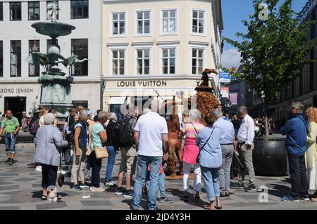 Kopenhagen/Dänemark./18. Juni 2022/Lpouis Vuittons ladet auf amager torv und stroeget in der dänischen Hauptstadt Kopenhagen ein. (Foto..Francis Joseph Dean/Deanpices) Stockfoto