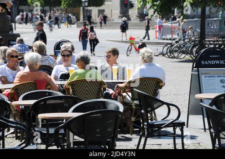 Kopenhagen/Dänemark/18. Juni 2022/.Essen und Getränke im Freien in der dänischen Hauptstadt Kopenhagen (Foto..Francis Joseph Dean/Deanpicture. Stockfoto