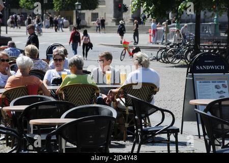 Kopenhagen/Dänemark/18. Juni 2022/.Essen und Getränke im Freien in der dänischen Hauptstadt Kopenhagen (Foto..Francis Joseph Dean/Deanpicture. Stockfoto