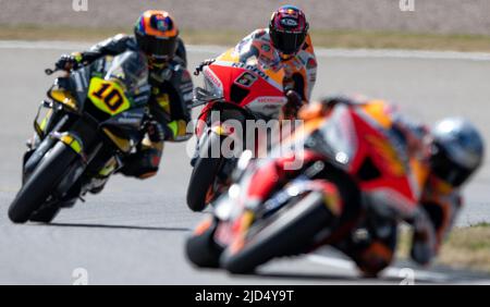 Hohenstein Ernstthal, Deutschland. 18.. Juni 2022. Motorsport/Motorrad, großer Preis von Deutschland, 3. freies Training Moto2 auf dem Sachsenring. Stefan Bradl (M) aus Deutschland vom Repsol Honda Team zwischen Luca Marini (l) aus Italien vom Mooney VR46 Racing Team und Pol Espargaro aus Spanien vom Repsol Honda Team auf der Strecke. Quelle: Hendrik Schmidt/dpa/Alamy Live News Stockfoto