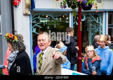 Redruth, Cornwall, Großbritannien. 18.. Juni 2022,George Eustice nimmt am Murdoch Day Teil, der heute in Redruth stattfand, als die Stadt William Murdoch feierte, den talentierten Mineningenieur und Erfinder, der in Redruth lebte und dessen Haus das erste in Großbritannien war, das 1792 von Gasbeleuchtung beleuchtet wurde. Er baute auch ein dampfbetriebenes „Auto“, das er auf den Straßen der Stadt testete. Sie hatten eine Kinderparade, Stände, Dampflokomotiven und Straßenunterhalter auch.Quelle: Keith Larby/Alamy Live News Stockfoto