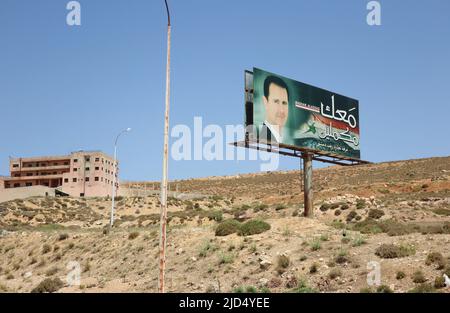 Jdita, Syrien. 17.. Juni 2022. Ein Porträt des syrischen Präsidenten Bashar al Assad auf dem Weg von Beirut nach Damaskus, Jdita, Syrien, Juni 17 2022 (Foto: Elisa Gestri /Sipa USA) Quelle: SIPA USA/Alamy Live News Stockfoto