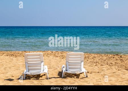 Sonnenliegen am Golden Beach auf der Karpas-Halbinsel in Zypern Stockfoto