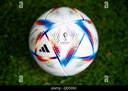 Adidas Qatar FIFA World Cup 2022 Al Rihla Offizieller Matchball Stockfoto