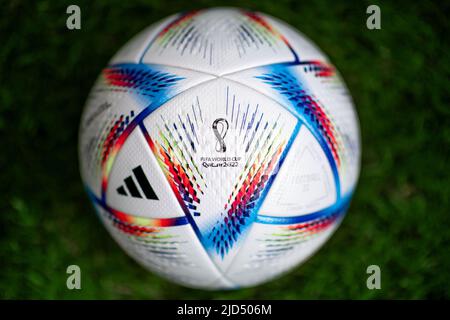 Adidas Qatar FIFA World Cup 2022 Al Rihla Offizieller Matchball Stockfoto