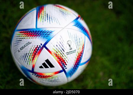 Adidas Qatar FIFA World Cup 2022 Al Rihla Offizieller Matchball Stockfoto