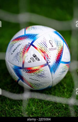 Adidas Qatar FIFA World Cup 2022 Al Rihla Offizieller Matchball Stockfoto