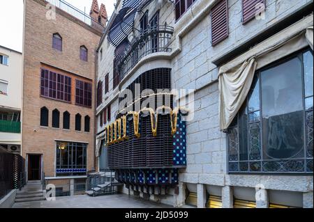 Barcelona, Spanien. Detail von der Fassade des Palau Güell oder Palastes. Ein Herrenhaus, das vom katalanischen Architekten Antoni Gaudi entworfen wurde Stockfoto