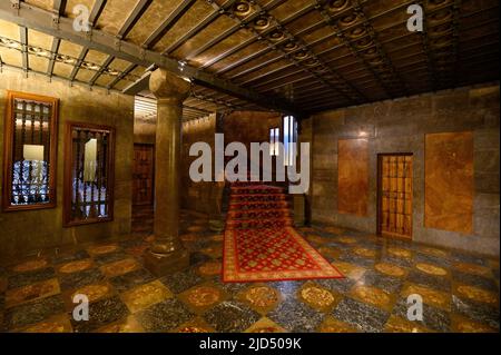 Barcelona, Spanien. Das Innere des Palau Güell oder Palastes. Ein Herrenhaus, das vom katalanischen Architekten Antoni Gaudi entworfen wurde Stockfoto