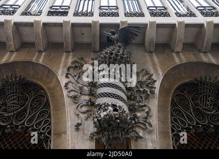 Barcelona, Spanien. Detail von der Fassade des Palau Güell oder Palastes. Ein Herrenhaus, das vom katalanischen Architekten Antoni Gaudi entworfen wurde Stockfoto