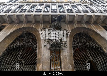 Barcelona, Spanien. Detail von der Fassade des Palau Güell oder Palastes. Ein Herrenhaus, das vom katalanischen Architekten Antoni Gaudi entworfen wurde Stockfoto