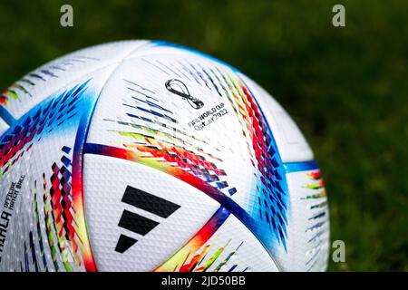 Adidas Qatar FIFA World Cup 2022 Al Rihla Offizieller Matchball Stockfoto