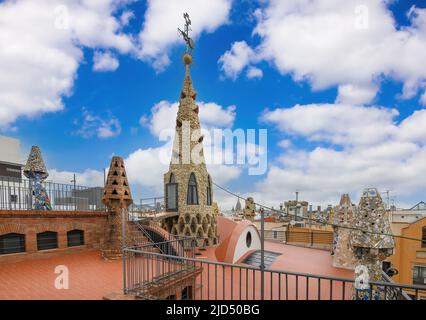 Barcelona, Spanien. Die farbenfrohen Mosaikschornsteine aus zerbrochenen Keramikfliesen auf dem Dach des Palau Güell, die vom katalanischen Architekten Antoni Gaudi entworfen wurden Stockfoto