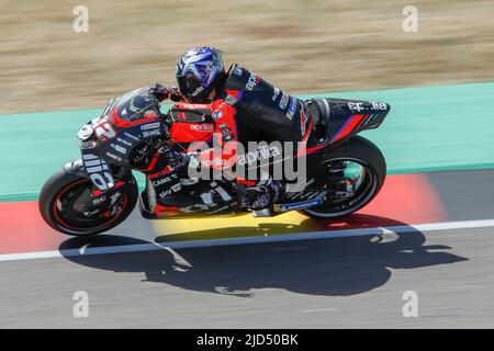 Hohenstein Ernstthal, Deutschland. Juni 18. 2022. MotoGP Liqui Moly Motorrad Grand Prix Deutschland auf dem Sachsenring, Hohenstein-Ernstthal, Deutschland. Im Bild: #12 Maverick Vinales (SPA) von Aprilia Racing während des dritten Trainings Credit: Piotr Zajac/Alamy Live News Stockfoto