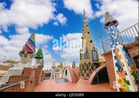 Barcelona, Spanien. Die farbenfrohen Mosaikschornsteine aus zerbrochenen Keramikfliesen auf dem Dach des Palau Güell, die vom katalanischen Architekten Antoni Gaudi entworfen wurden Stockfoto