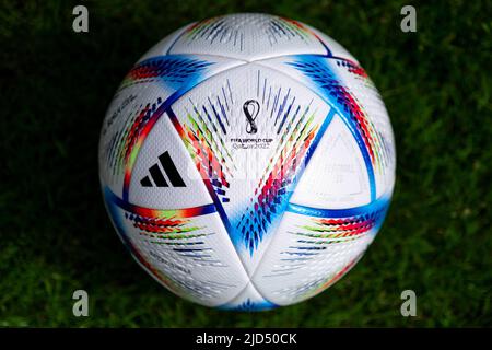 Adidas Qatar FIFA World Cup 2022 Al Rihla Offizieller Matchball Stockfoto
