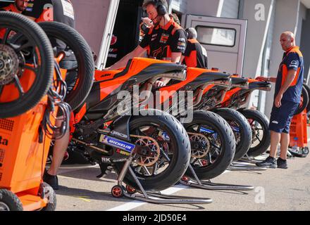 Hohenstein Ernstthal, Deutschland. 18.. Juni 2022. Motorsport/Motorrad, großer Preis von Deutschland, 3. freies Training Moto2 auf dem Sachsenring. Die Mechaniker des Red Bull KTM Factory Racing Teams bereiten die Maschinen auf das Training vor. Quelle: Jan Woitas/dpa/Alamy Live News Stockfoto