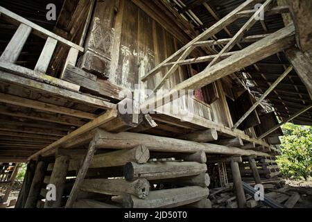 Ein Holzhaus, das erdbebensicher in Bandering Agung, Ogan Komering Ulu Selatan, Süd-Sumatra, Indonesien, entworfen und gebaut wurde. Stockfoto