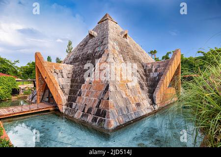 Eine Pyramidenstruktur im Stil, inspiriert von den Pyramiden der Azteken und Maya auf der Halbinsel Yucatan in Mexiko Stockfoto