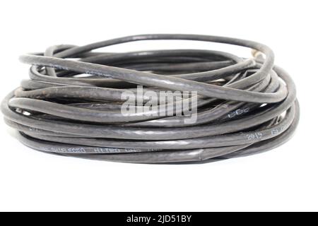 Noida , Utter pardesh , Indien - Mai 28 2022 , Ein Bild von Gericht tv-Kabel auf weißem Hintergrund mit selektivem Fokus Stockfoto