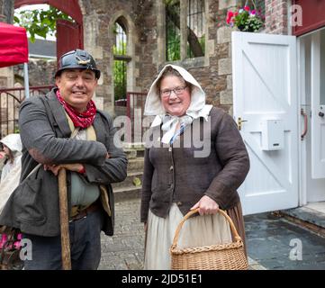 Redruth, Cornwall, Großbritannien. 18.. Juni 2022,der Murdoch Day fand heute in Redruth statt, als die Stadt William Murdoch feierte, den talentierten Mineningenieur und Erfinder, der in Redruth lebte und sein Haus das erste in Großbritannien war, das 1792 mit Gasbeleuchtung beleuchtet wurde. Er baute auch ein dampfbetriebenes „Auto“, das er auf den Straßen der Stadt testete. Sie hatten eine Kinderparade, Stände, Dampflokomotiven und Straßenunterhalter auch.Quelle: Keith Larby/Alamy Live News Stockfoto