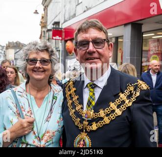 Redruth, Cornwall, Großbritannien. 18.. Juni 2022,der Murdoch Day fand heute in Redruth statt, als die Stadt William Murdoch feierte, den talentierten Mineningenieur und Erfinder, der in Redruth lebte und sein Haus das erste in Großbritannien war, das 1792 mit Gasbeleuchtung beleuchtet wurde. Er baute auch ein dampfbetriebenes „Auto“, das er auf den Straßen der Stadt testete. Sie hatten eine Kinderparade, Stände, Dampflokomotiven und Straßenunterhalter auch.Quelle: Keith Larby/Alamy Live News Stockfoto