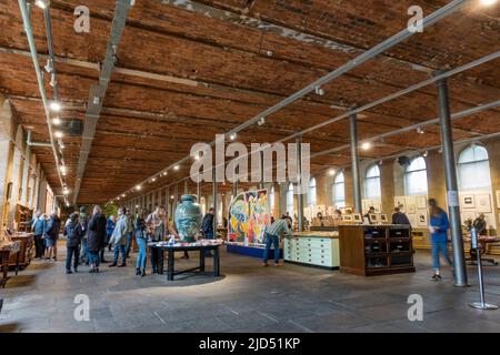 Allgemeine Ansicht in Salts Mill, einer ehemaligen Textilfabrik, die heute eine Kunstgalerie, ein Einkaufszentrum und ein Restaurantkomplex in Saltaire, Bradford, W Yorkshire, Großbritannien, ist Stockfoto