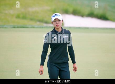 Seoul, Südkorea. 11.. Juni 2022. Jeon Hyo-Min (Kor), 11. Juni 2022 - Golf : Jeon Hyo-Min aus Südkorea läuft beim zweiten Lauf des 2022 KLPGA Celltrion Queens Masters-Golfturniers im Seolhaeone Country Club in Yangyang, östlich von Seoul, Südkorea, vom 13. Grün ab. Kredit: Lee Jae-won/AFLO/Alamy Live Nachrichten Stockfoto