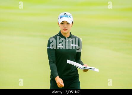 Seoul, Südkorea. 11.. Juni 2022. Jeon Hyo-Min (Kor), 11. Juni 2022 - Golf : Jeon Hyo-Min aus Südkorea läuft beim zweiten Lauf des 2022 KLPGA Celltrion Queens Masters-Golfturniers im Seolhaeone Country Club in Yangyang, östlich von Seoul, Südkorea, vom 13. Grün ab. Kredit: Lee Jae-won/AFLO/Alamy Live Nachrichten Stockfoto