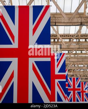 Eine bunte Reihe von Union Jack Flaggen, die von einem Dach in London hängen Stockfoto