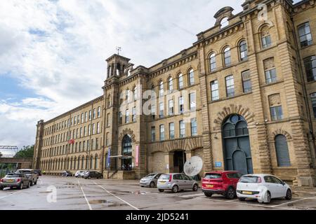 Außenansicht der Salts Mill, einer ehemaligen Textilfabrik, die heute eine Kunstgalerie, ein Einkaufszentrum und ein Restaurantkomplex in Saltaire, Bradford, West Yorkshire, Großbritannien, ist. Stockfoto