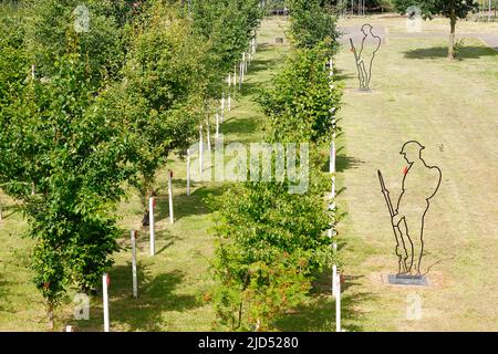 Da, aber nicht da Tommy Silhouetten am Mill Pond Meadow Woodland Memorial in Featherstone, West Yorkshire, Großbritannien Stockfoto