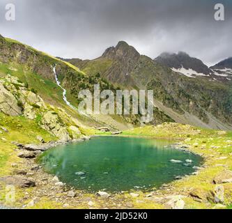 Seen von Ordicuso mit den Bergen im Hintergrund, Ba Stockfoto