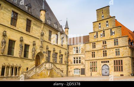 Historisches Rathaus und Wiegehaus auf dem Marktplatz von Osnabrück, Deutschland Stockfoto