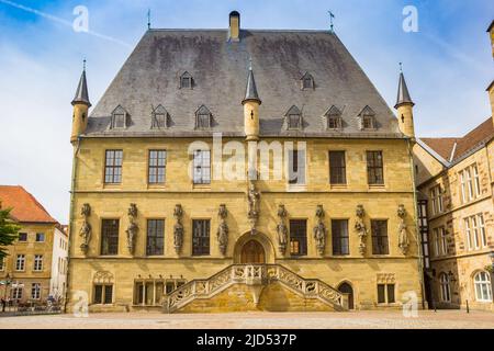 Vorderseite des historischen Rathauses auf dem Marktplatz von Osnabrück Stockfoto